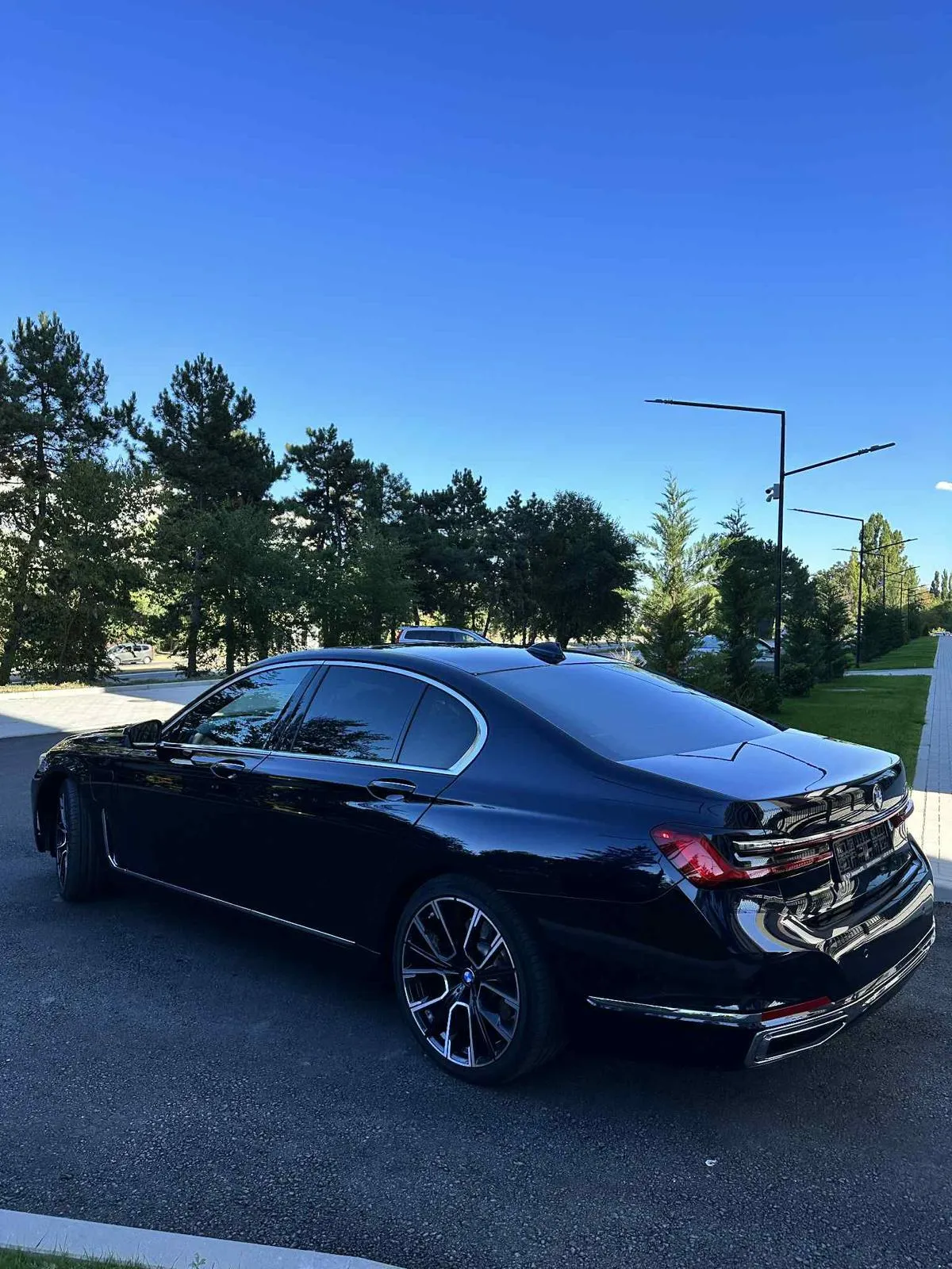 BMW 7 Series (G11) - Image 4